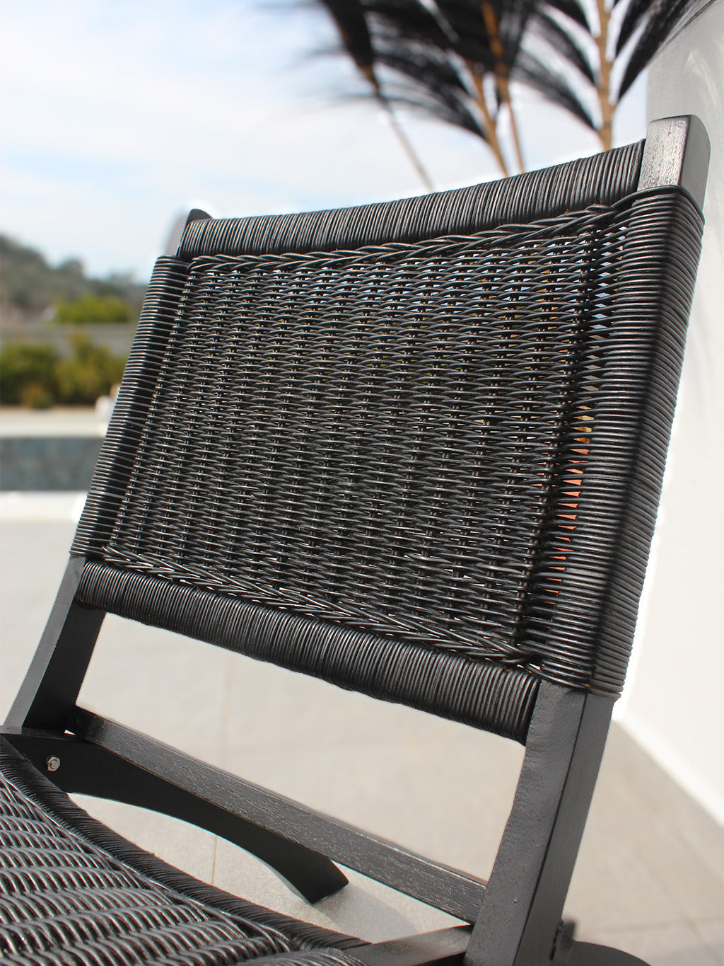 AYOMI siyah Bali katlanır tik sandalye, detay. Masif tik (teak) ve doğal rattan örme. İç ve dış mekan uyumlu.