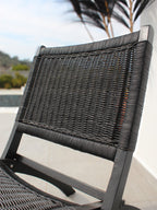 AYOMI siyah Bali katlanır tik sandalye, detay. Masif tik (teak) ve doğal rattan örme. İç ve dış mekan uyumlu.