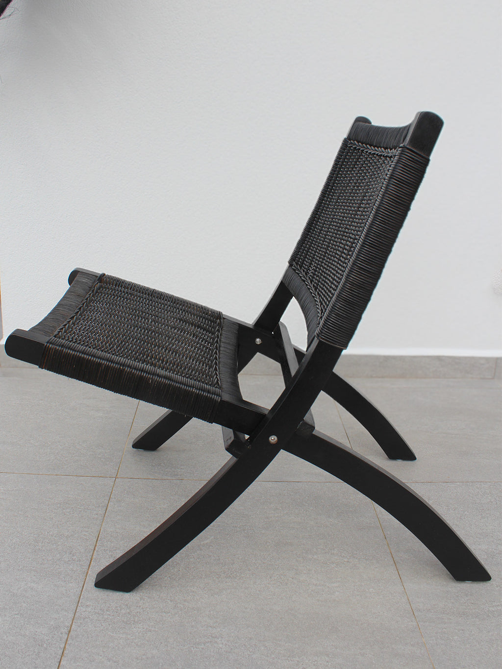 Siyah Bali katlanır tik sandalye, AYOMI. Masif tik (teak) ve doğal rattan örme. İç ve dış mekan uyumlu.