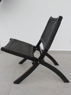 Siyah Bali katlanır tik sandalye, AYOMI. Masif tik (teak) ve doğal rattan örme. İç ve dış mekan uyumlu.