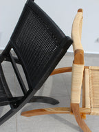 AYOMI Bali katlanır tik sandalye, siyah ve naturel renk detayı. Masif tik (teak) ve doğal rattan örme.