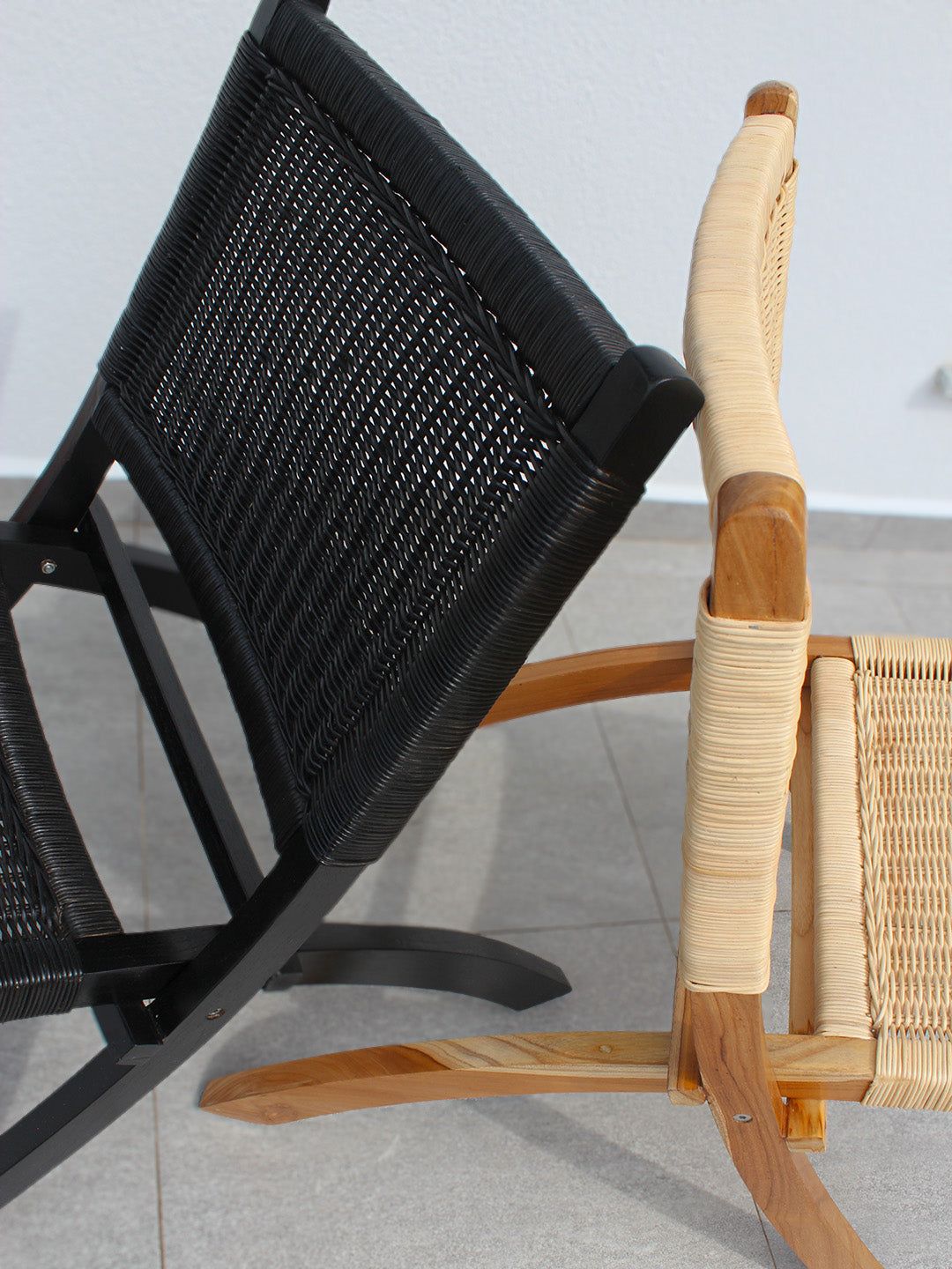 AYOMI Bali katlanır tik sandalye, siyah ve naturel renk detayı. Masif tik (teak) ve doğal rattan örme.