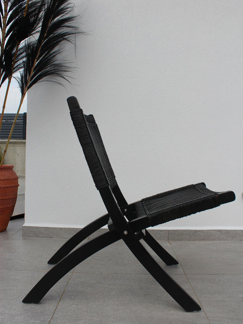 AYOMI markalı, siyah Bali katlanır tik sandalye. Masif tik (teak) ve ince rattan örme. Dayanıklı outdoor sandalye.