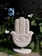 AYOMI Albizia hamsa naturel, ayaklı stand ile masa üstü dekor. El oyması masif albizia ahşap, Fatıma'nın Eli.