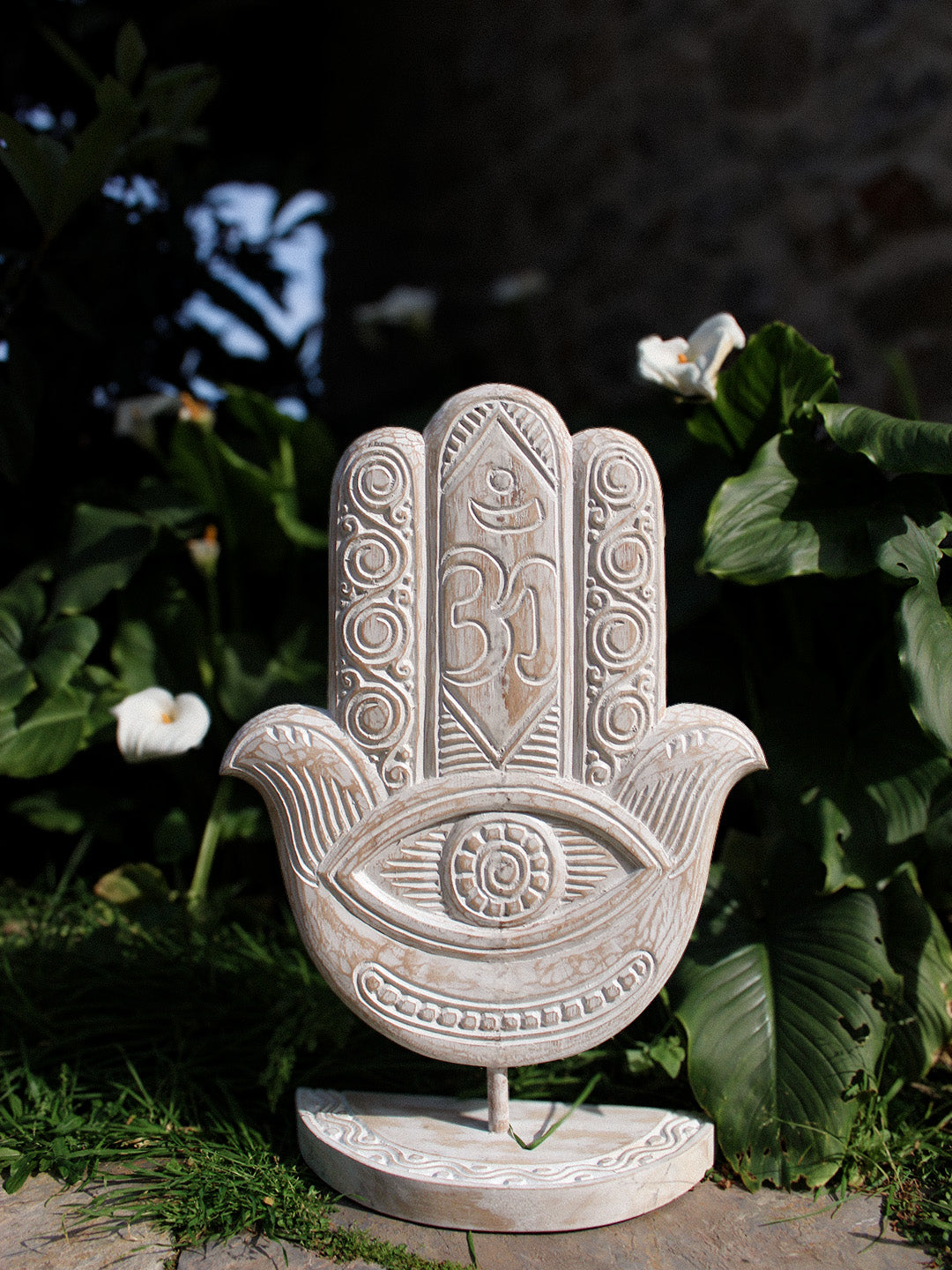 AYOMI Albizia hamsa naturel, ayaklı stand ile masa üstü dekor. El oyması masif albizia ahşap, Fatıma'nın Eli.