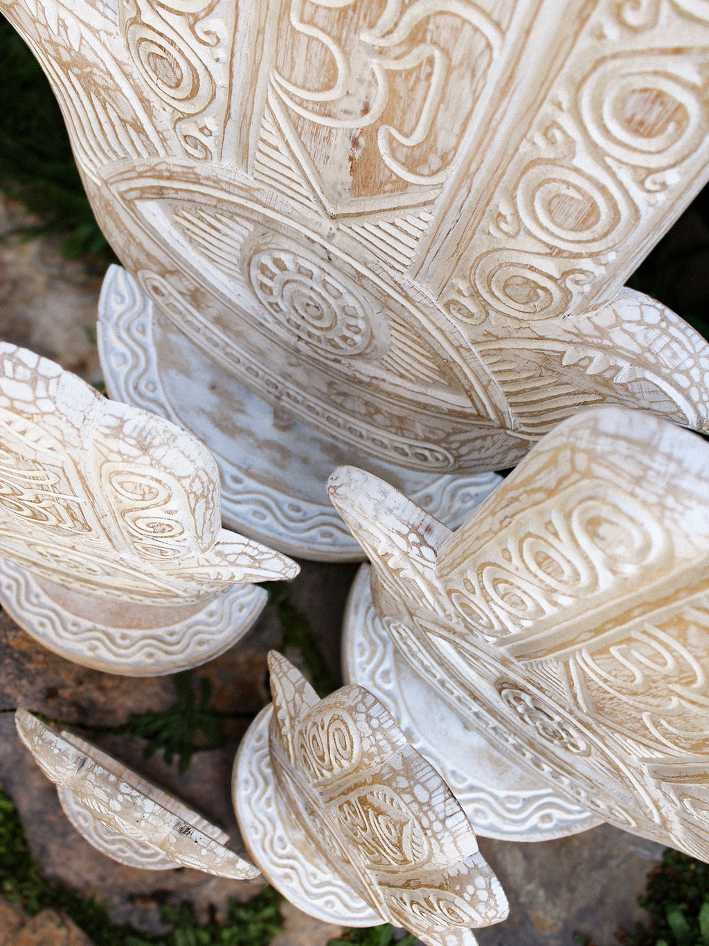 AYOMI albizia hamsa detay, el oyması doku, naturel whitewash finish. Masif albizia ahşap.