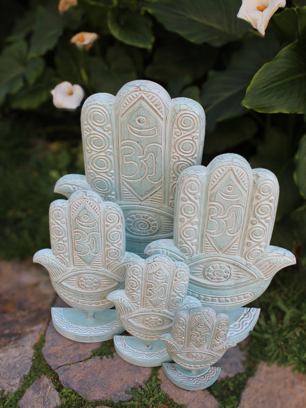 AYOMI albizia hamsa detay, el oyması doku, mint yeşil finish. Masif albizia ahşap.