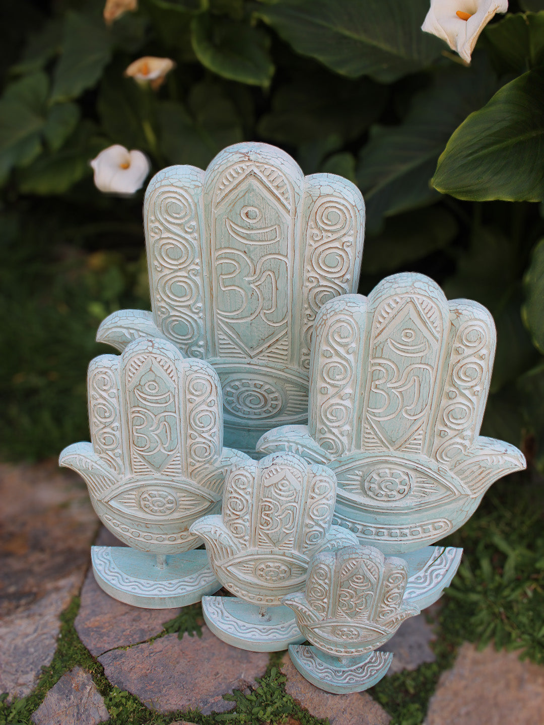 AYOMI albizia hamsa detay, el oyması doku, mint yeşil finish. Masif albizia ahşap.