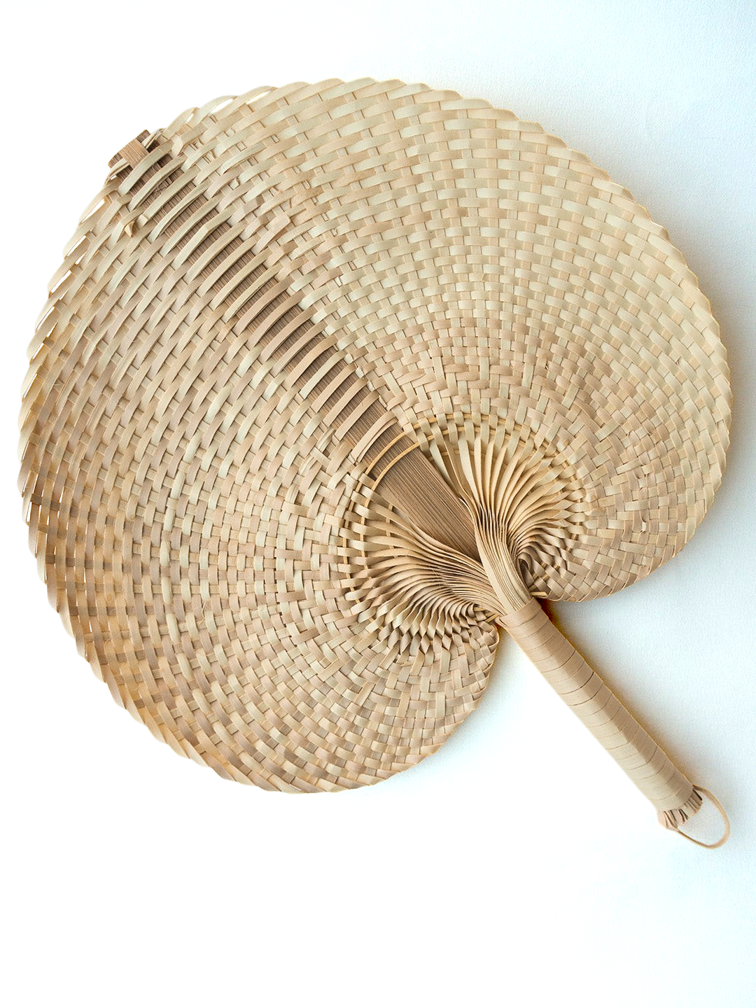 El yapımı orta boy naturel hasır yelpaze, palmiye yaprağı ve bambu saplı örgüyle üretildi, 40x30 cm