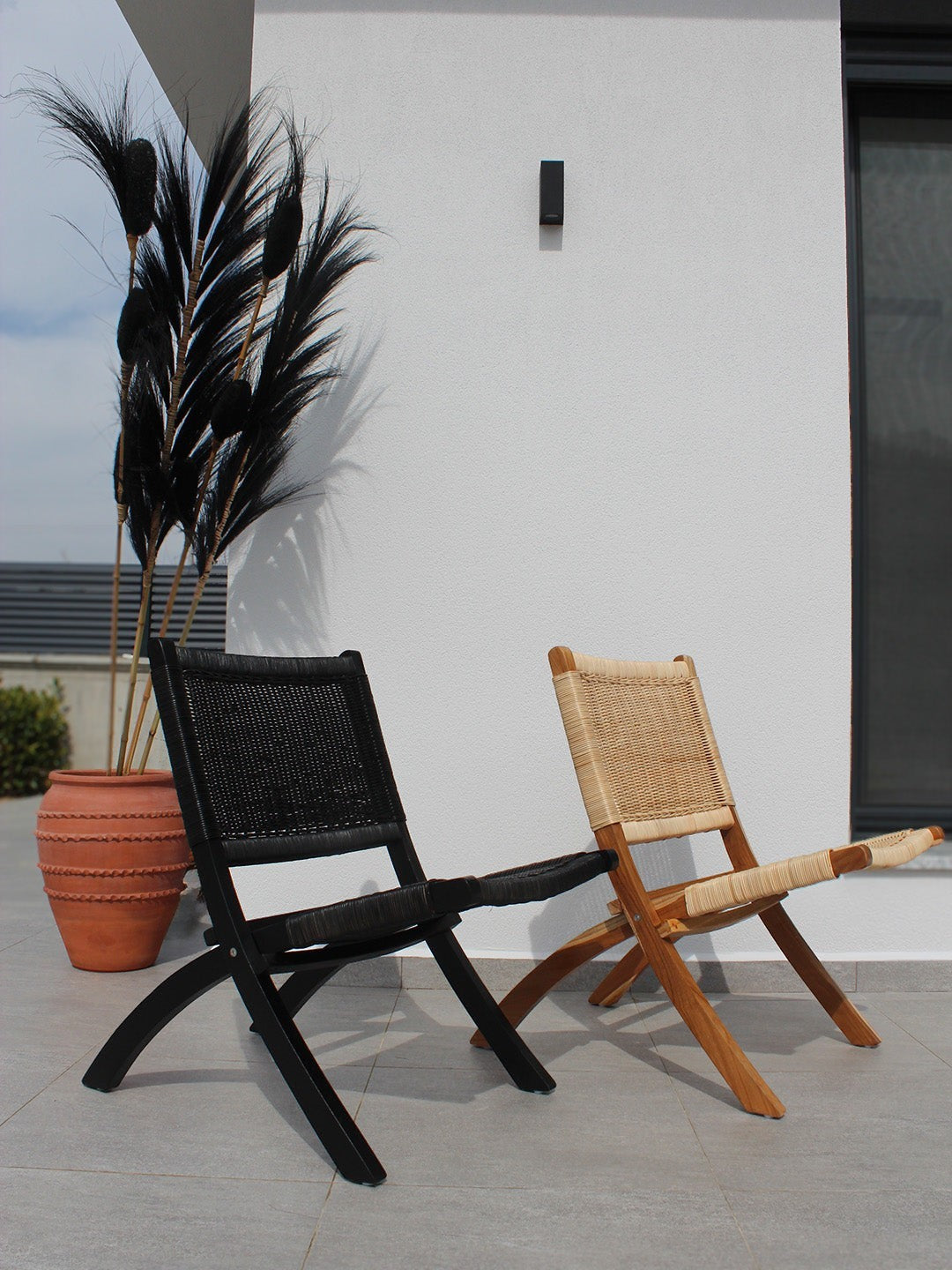 AYOMI Bali tik ağacı ve rattan örgülü katlanır bahçe sandalyeleri, siyah ve naturel renk seçenekleriyle dış mekan kullanımı.