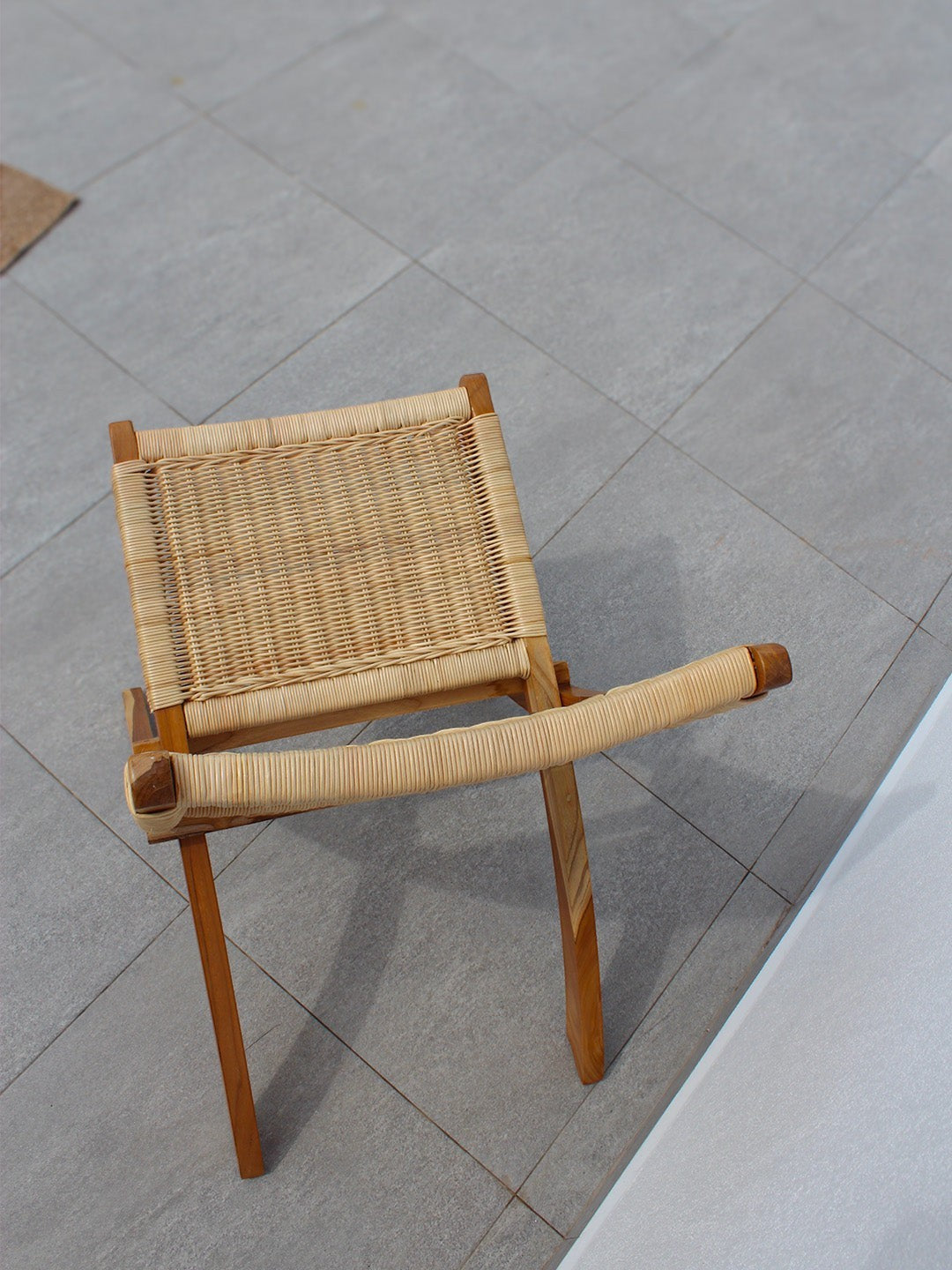 AYOMI Bali premium teak ağacı ve doğal rattan örgülü, dış mekan kullanımına uygun şık katlanır lounge sandalye