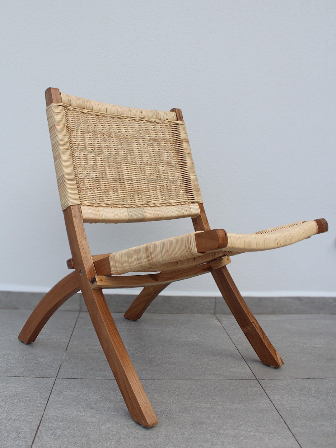 AYOMI Bali katlanır lounge sandalye, doğal tik ağacı iskelet ve el işçiliği rattan örgü detaylı, şık bahçe mobilyası.