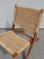 AYOMI Bali katlanır sandalye, doğal tik ağacı iskelet ve el örgüsü rattan oturma yüzeyine sahip şık bahçe mobilyası.