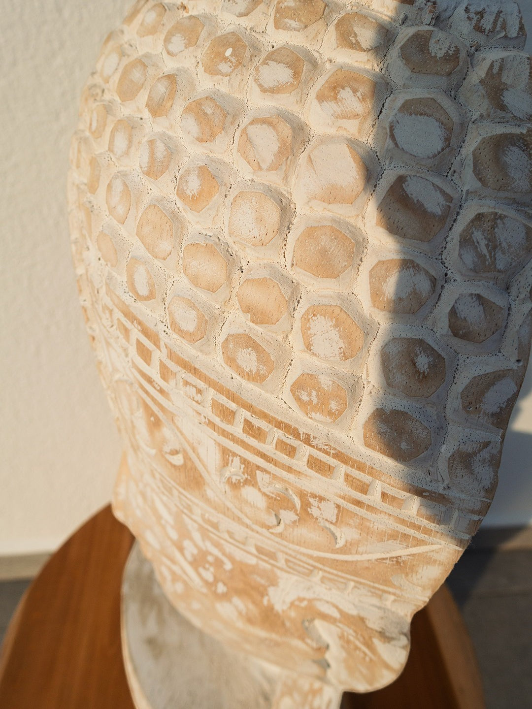 AYOMI 60 cm el oyması balsa ağacı Buda heykeli, doğal ahşap dokulu ve detaylı işçilikli dekoratif obje.