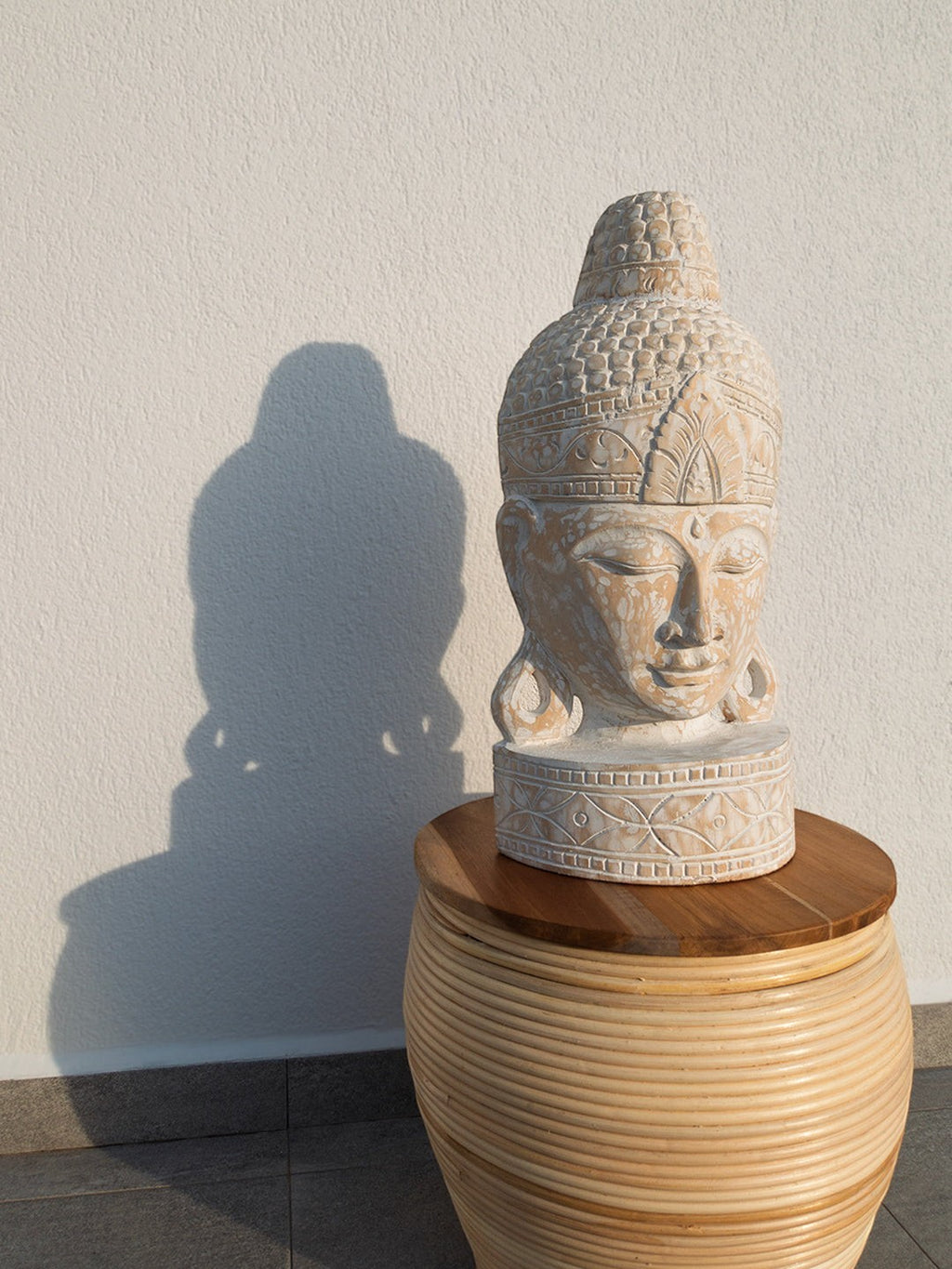 AYOMI 60 cm el oyması balsa ağacı Buda heykeli, doğal ahşap dokusu ve huzurlu tasarımıyla dekoratif obje.