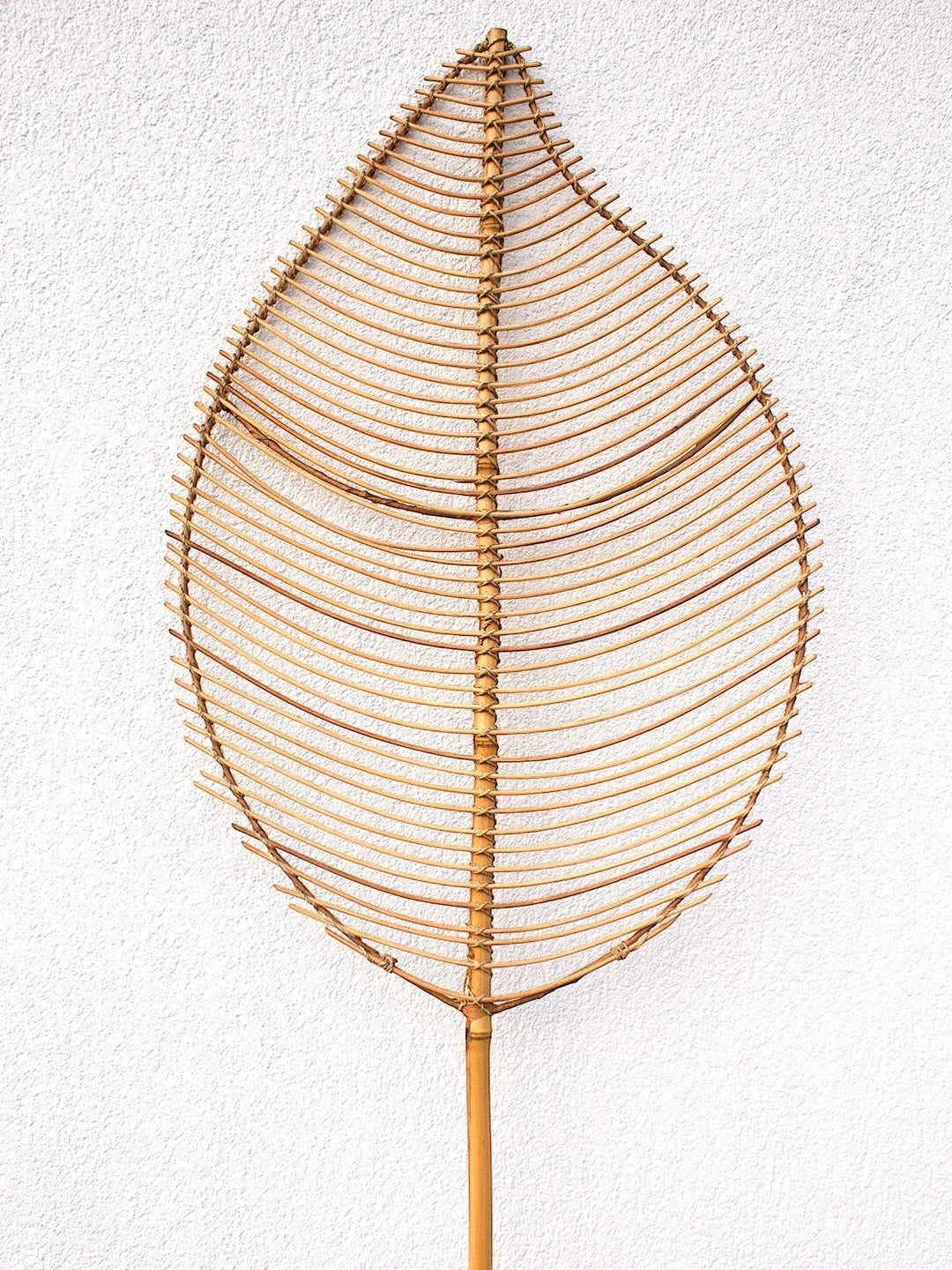 AYOMI Tali dekoratif bitki, devasa yaprak şeklinde, 200 cm. Bambu saplı, hasır aralıklı büyük uzun duvar yelpazesi.