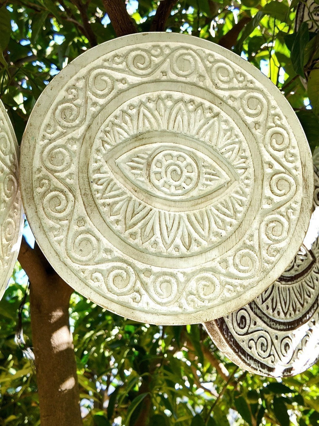 AYOMI Nazar duvar tabağı bahçe ağacı dalında, Bali esintili doğal dış mekan görünümü