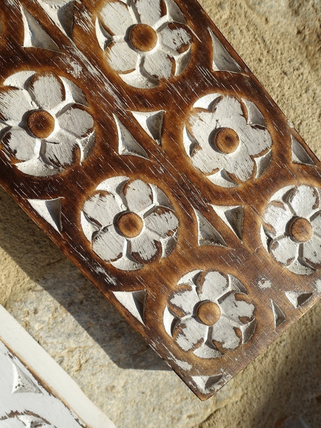 AYOMI Flores 50x13 cm boyutlarında, çiçek motifli, el oyması eskitme görünümlü masif balsa ahşap duvar tablosu.