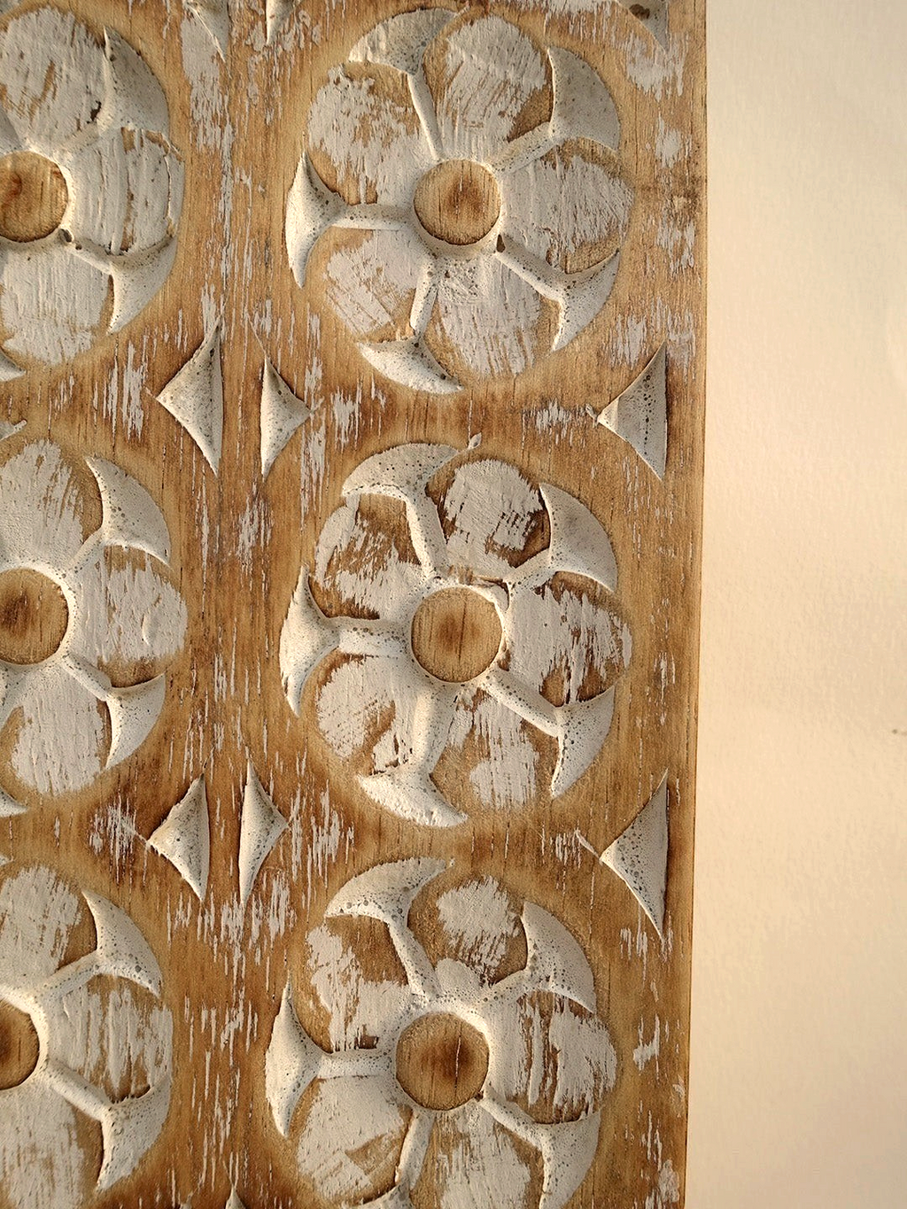 AYOMI Flores 50x13 cm boyutlarında, 18 çiçek motifli, eskitme beyaz boyalı masif balsa ağacı el oyması duvar tablosu