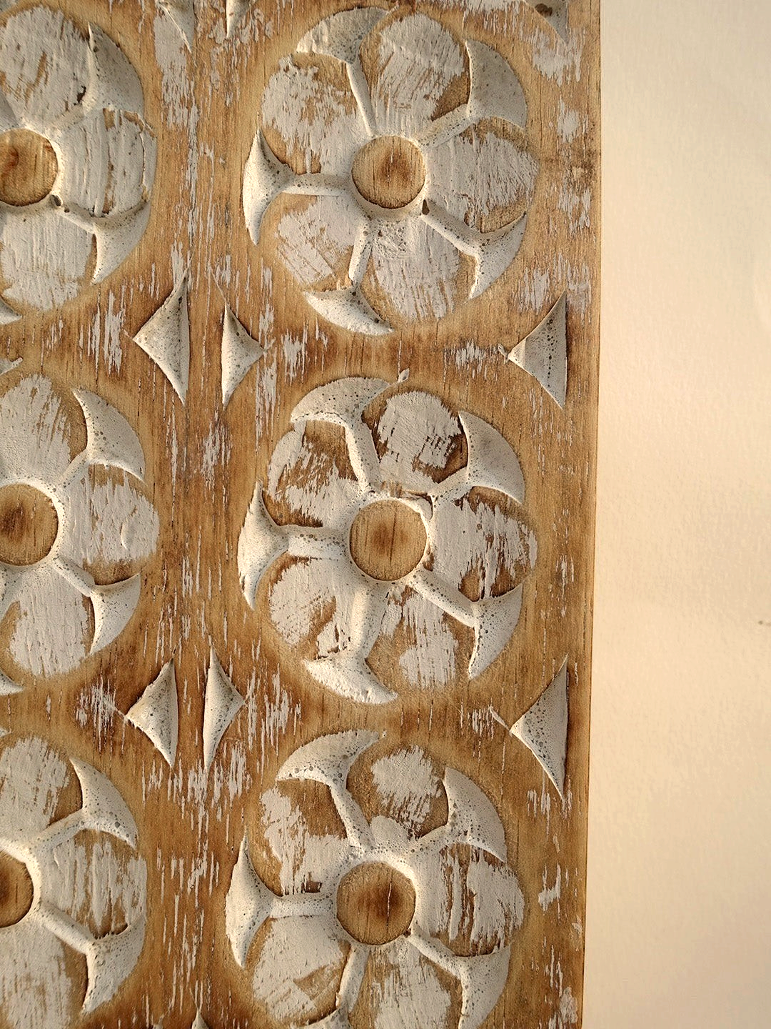 AYOMI Flores 50x13 cm boyutlarında, 18 çiçek motifli, eskitme beyaz boyalı masif balsa ağacı el oyması duvar tablosu