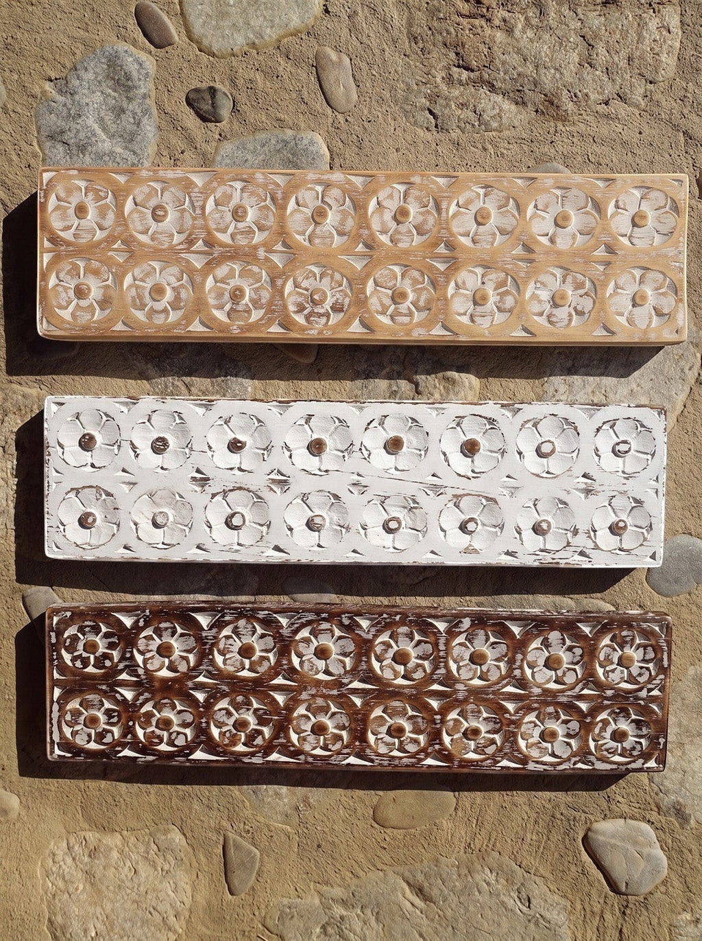 AYOMI Flores ahşap oyma duvar paneli 50x13 cm, üç renk seçeneği bir arada - Kahve, Beyaz, Naturel