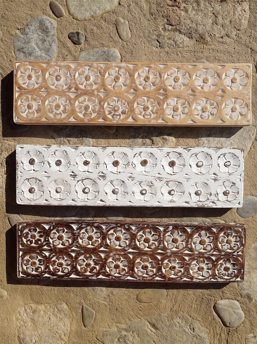 AYOMI Flores ahşap oyma duvar paneli 50x13 cm, üç renk seçeneği bir arada - Kahve, Beyaz, Naturel