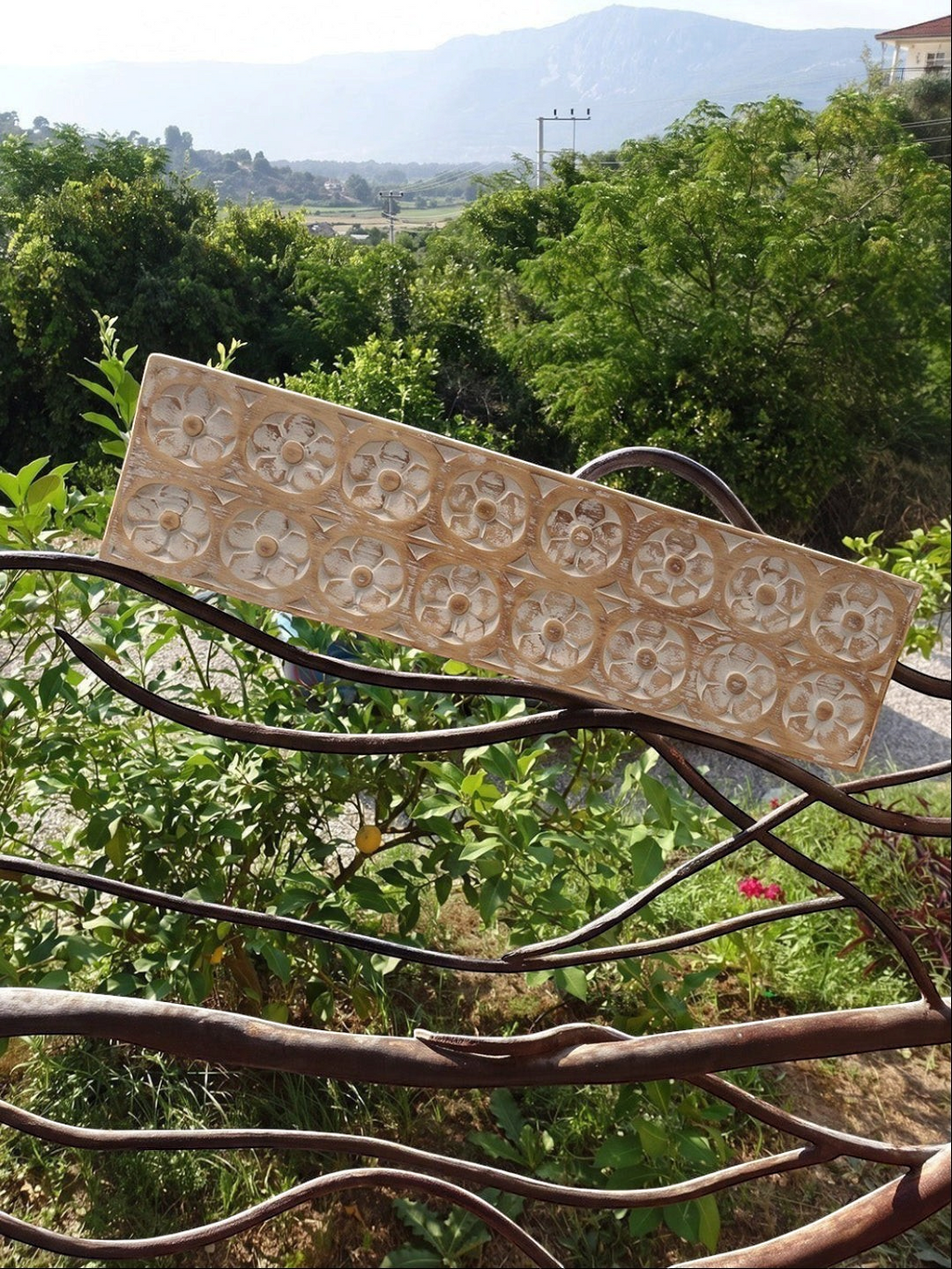 AYOMI Flores 18 çiçek motifli, hafif balsa ağacından elde oyulmuş 50x13 cm boyutlarında dekoratif ahşap duvar tablosu