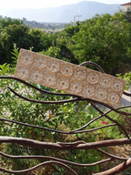 AYOMI Flores 18 çiçek motifli, hafif balsa ağacından elde oyulmuş 50x13 cm boyutlarında dekoratif ahşap duvar tablosu