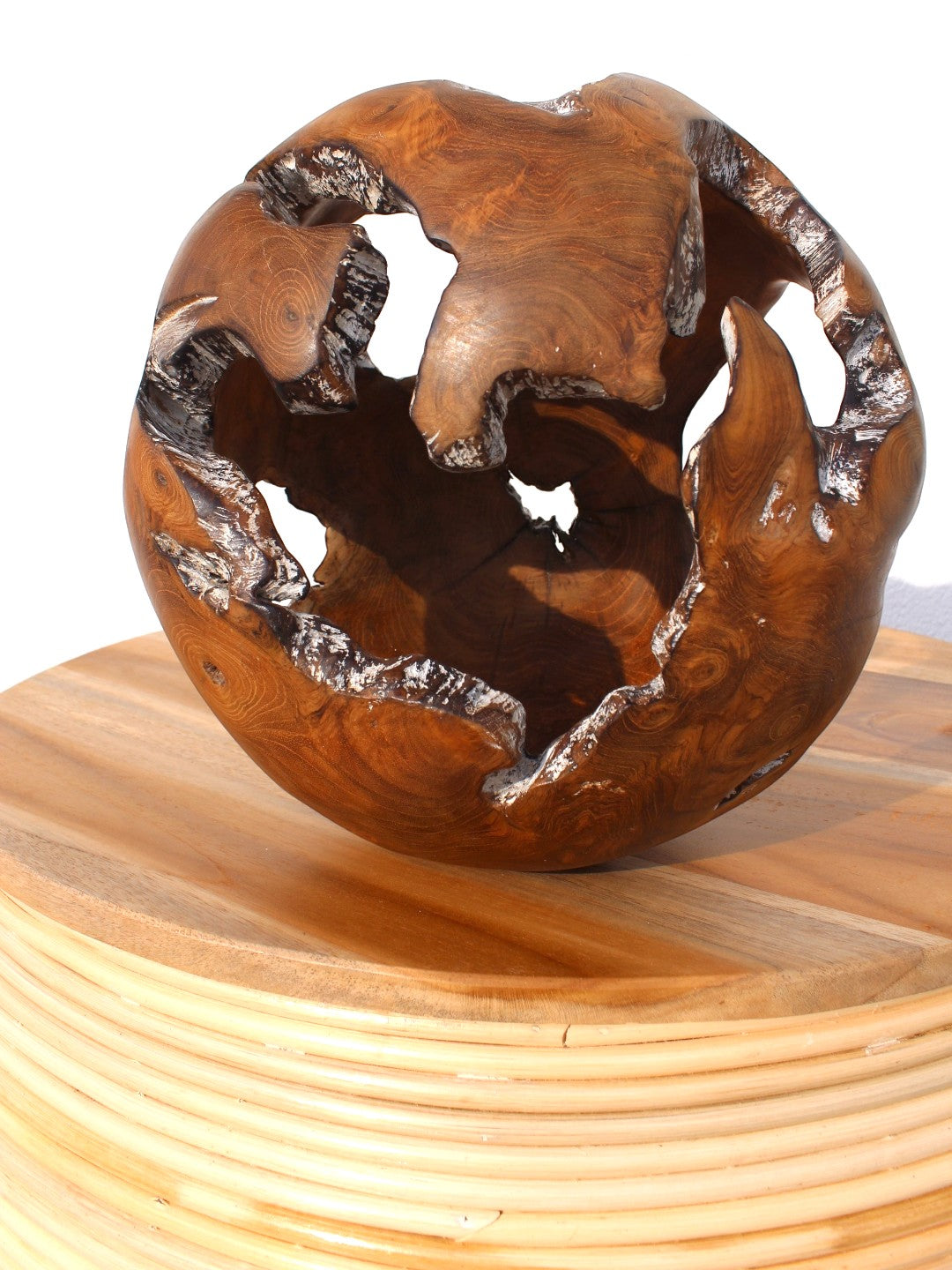 AYOMI Hanoi tik ahşap küre heykel 30x30 cm - Beyaz Patina, farklı açıdan organik oyma form