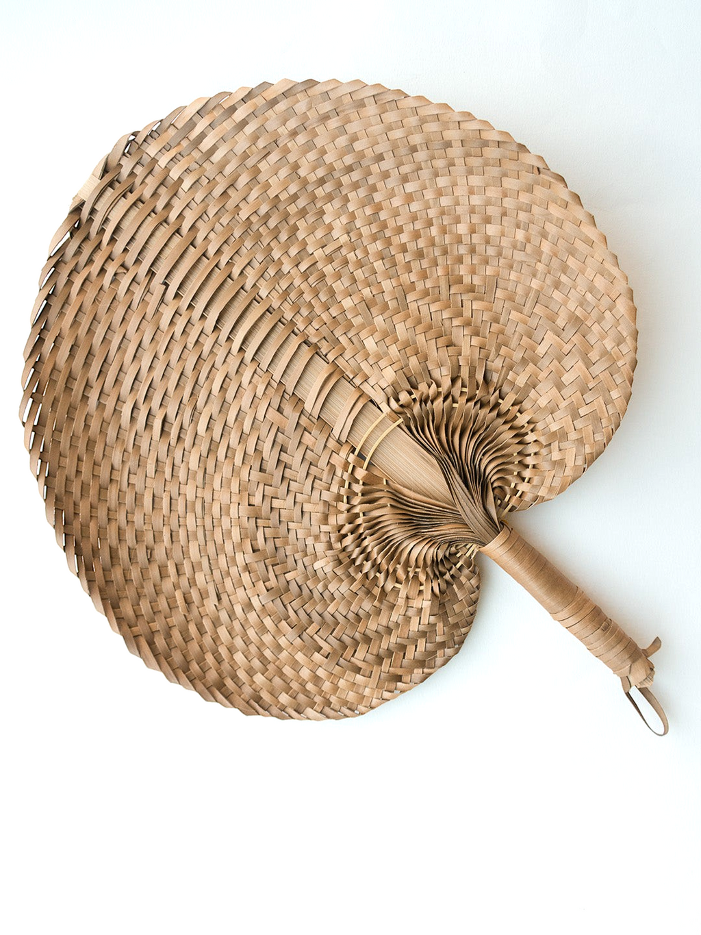 El yapımı orta boy kahverengi hasır yelpaze, palmiye yaprağı ve bambu saplı örgüyle üretildi, 40x30 cm