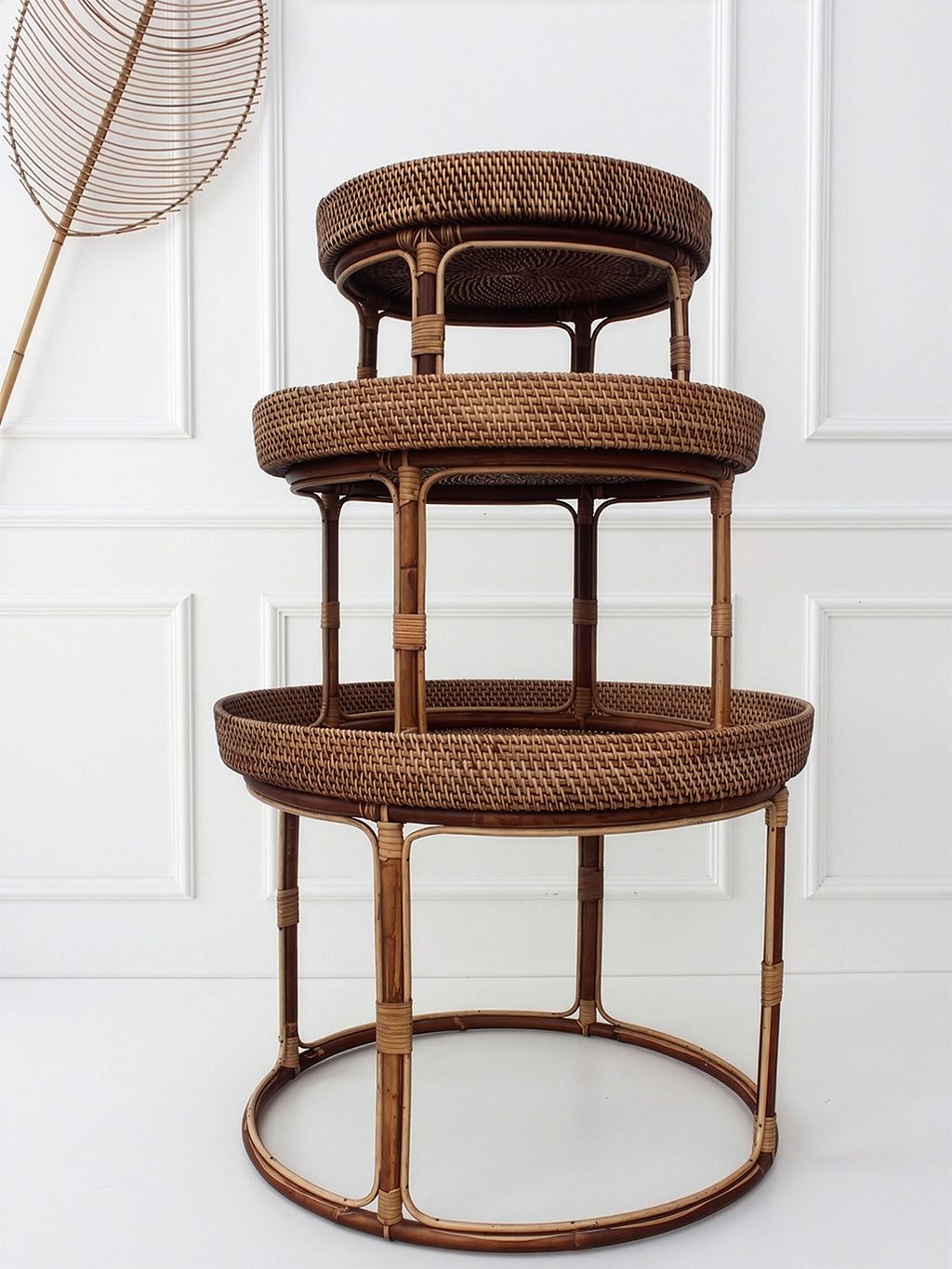 AYOMI Lumpur üçlü orta sehpa, kahverengi renk. Bambu ve rattan, balkon, bahçe ve oteller için uygun.