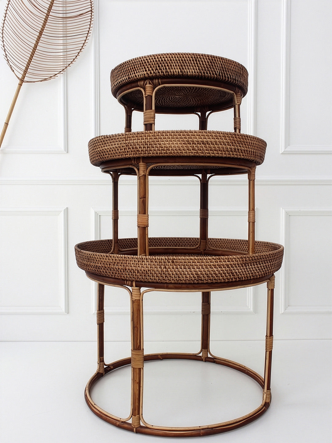 AYOMI Lumpur üçlü orta sehpa, kahverengi renk. Bambu ve rattan, balkon, bahçe ve oteller için uygun.