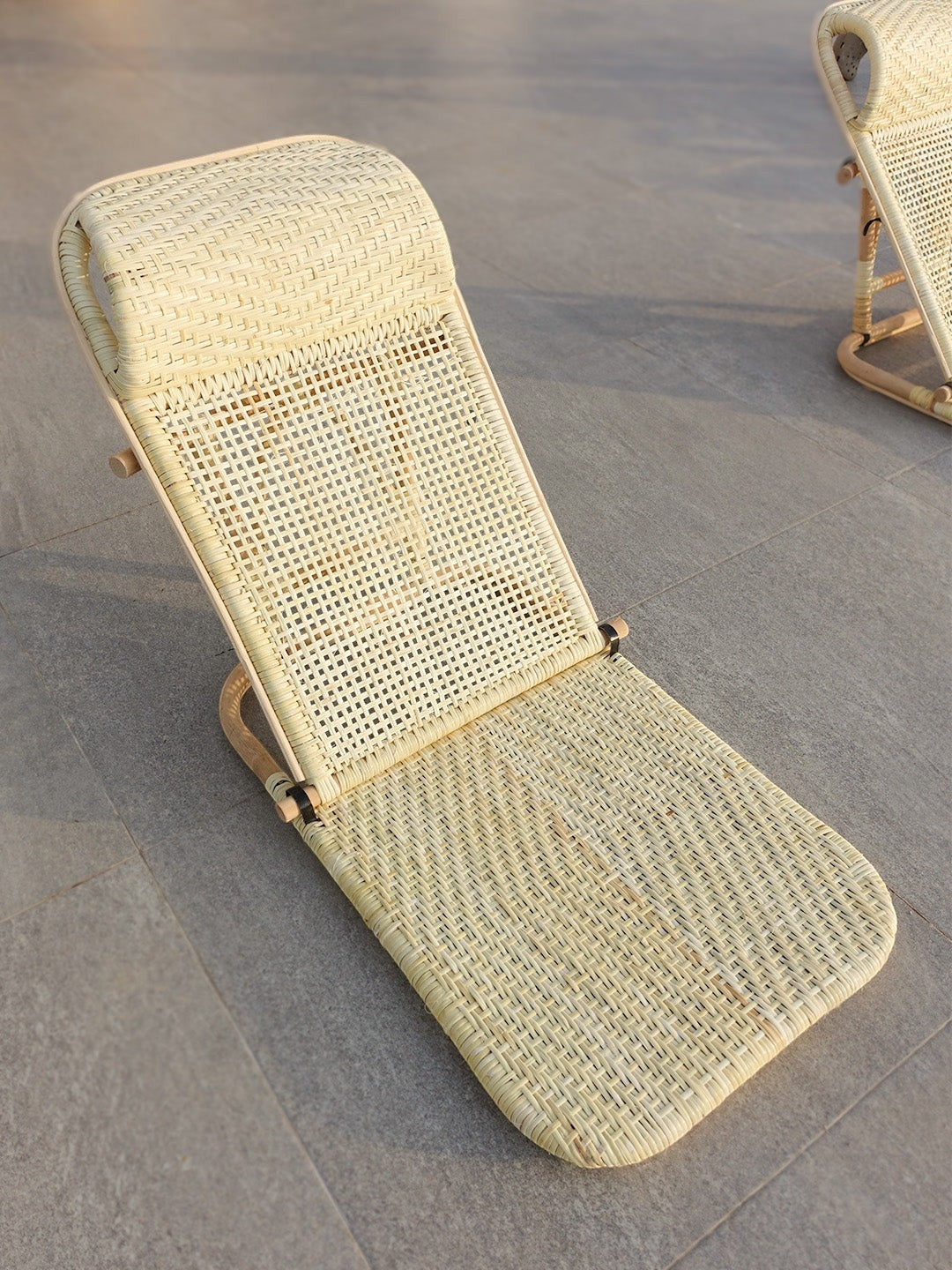 AYOMI Phuket katlanır şezlong, doğal rattan dokumalı ve bambu iskeletli, iki kademeli sırt destekli plaj sandalyesi.