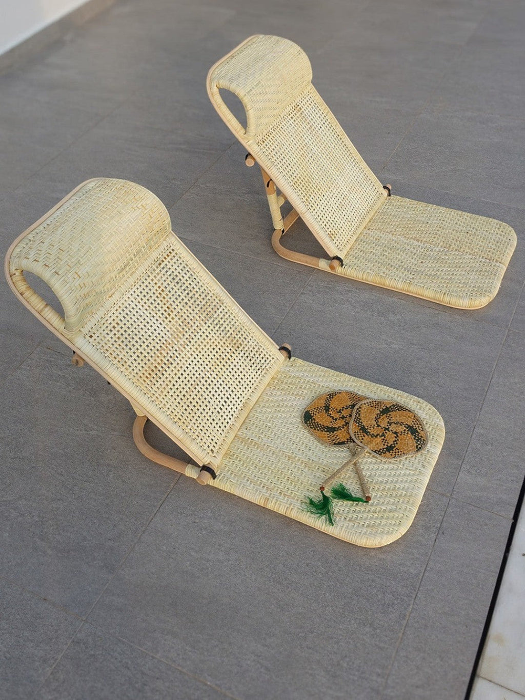 AYOMI Phuket doğal rattan ve bambu malzemeden üretilmiş, iki kademeli, katlanabilir hafif plaj ve yoga şezlongu