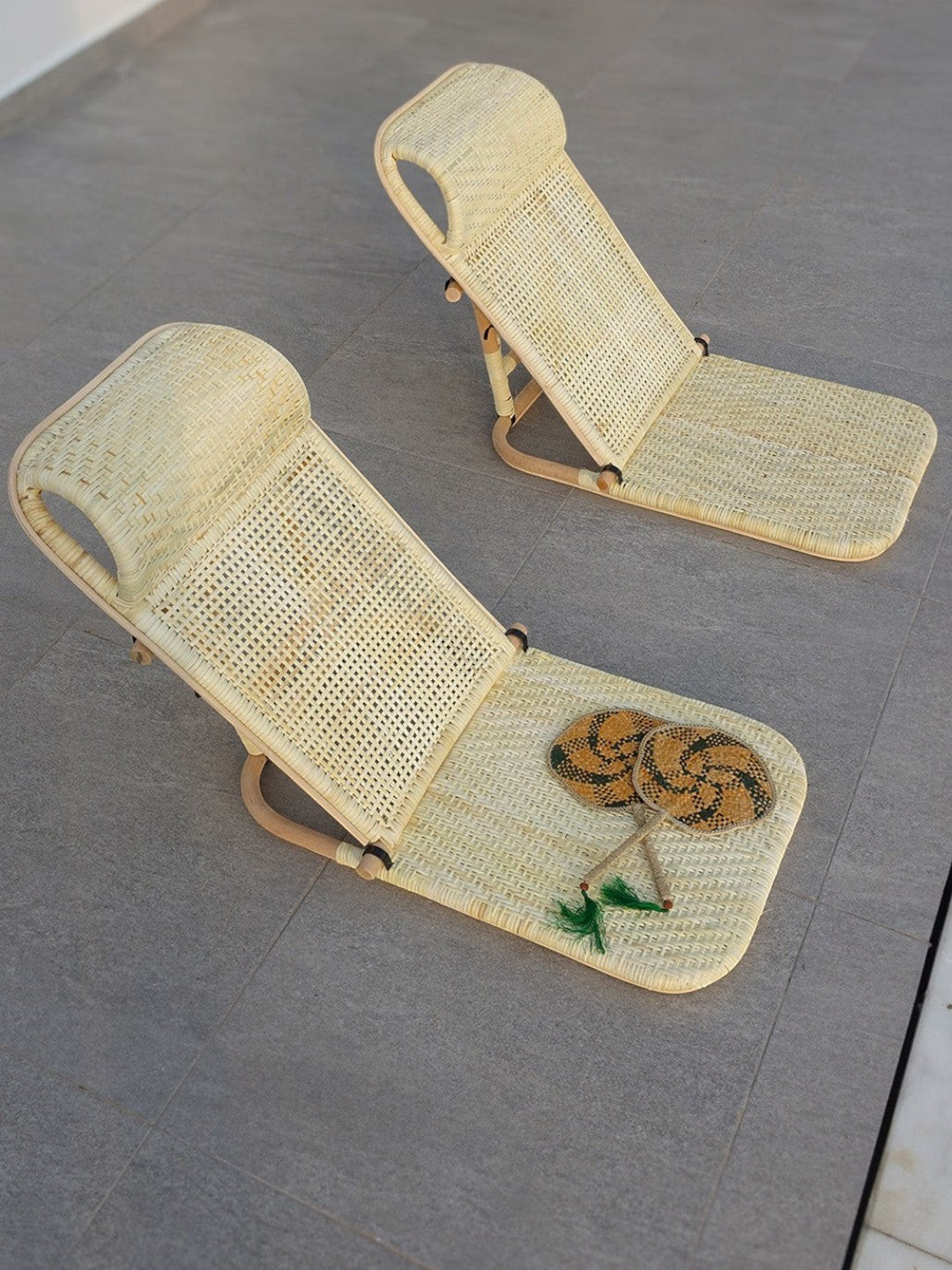 AYOMI Phuket doğal rattan ve bambu malzemeden üretilmiş, iki kademeli, katlanabilir hafif plaj ve yoga şezlongu
