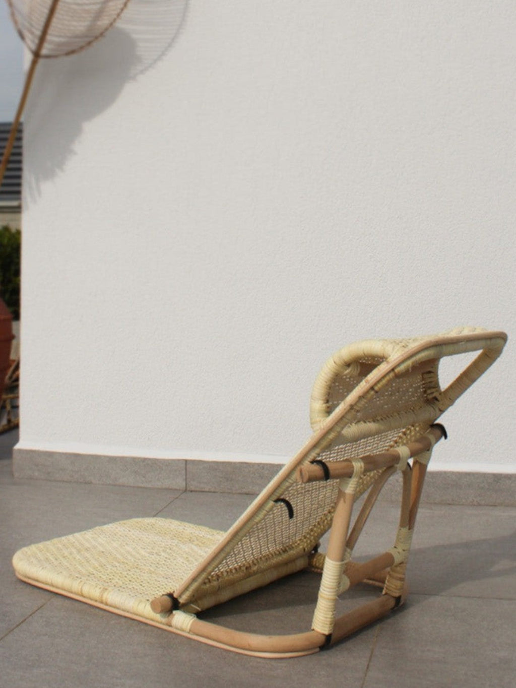 AYOMI Phuket katlanır bambu ve doğal rattan şezlong, iki kademeli sırt desteğiyle teras veya plaj kullanımı için ideal