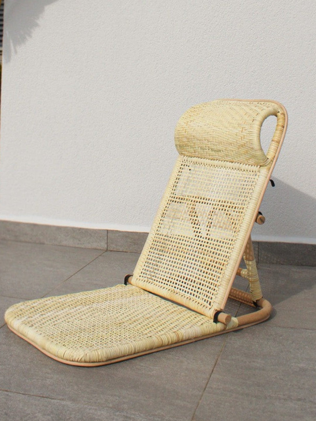 AYOMI Phuket katlanır bambu ve rattan şezlong, iki kademeli sırt desteğiyle plaj, yoga ve piknik için ideal.