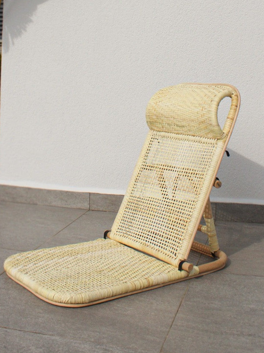 AYOMI Phuket katlanır bambu ve rattan şezlong, iki kademeli sırt desteğiyle plaj, yoga ve piknik için ideal.