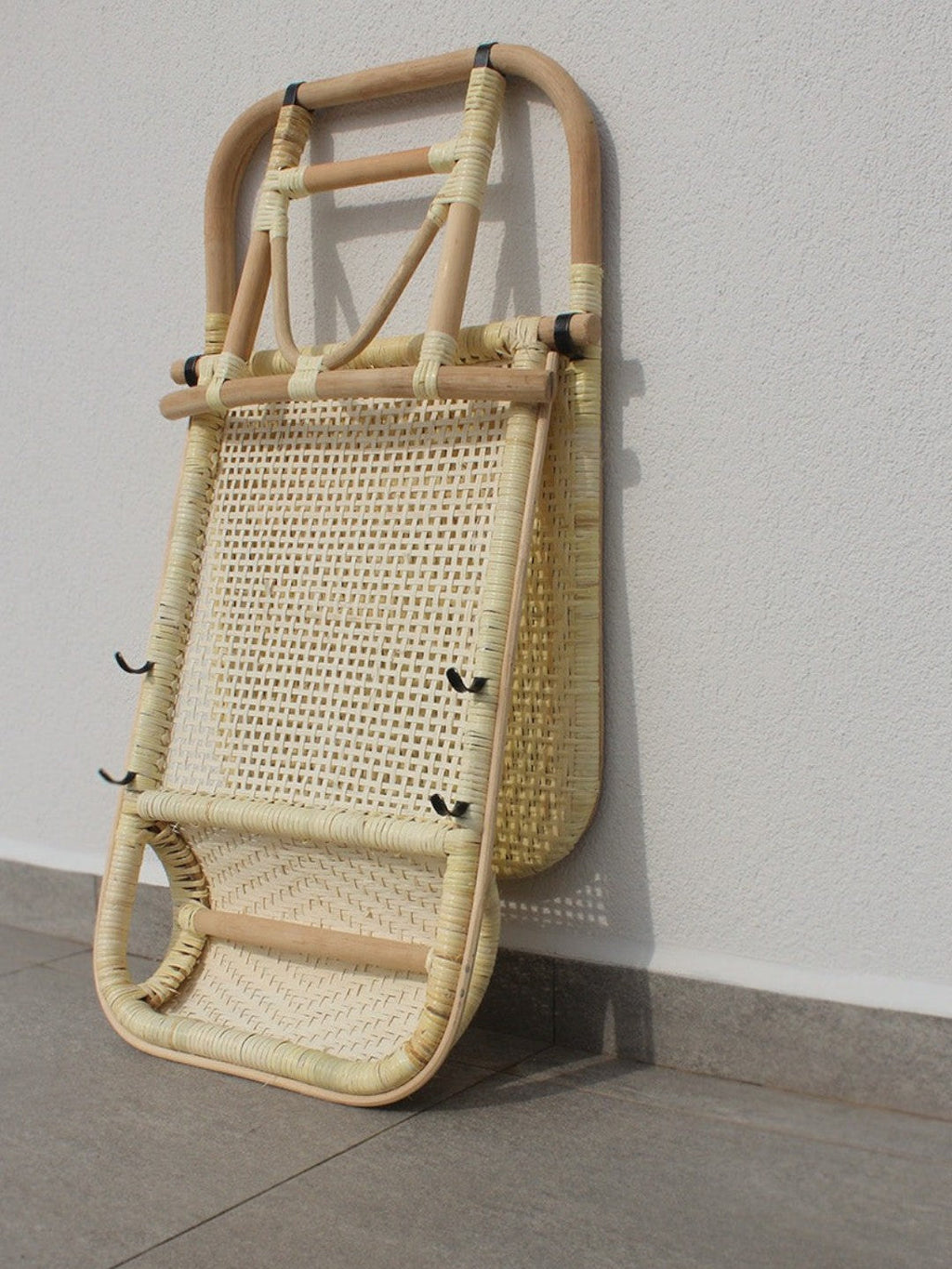 AYOMI Phuket katlanır bambu şezlong, doğal rattan dokumalı, iki kademeli sırt destekli, hafif ve taşınabilir tasarım.