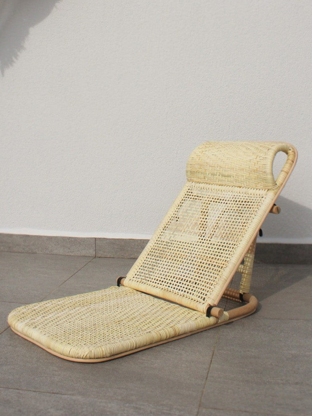 AYOMI Phuket doğal rattan ve bambu malzemeden üretilmiş, iki kademeli sırt desteğine sahip katlanır plaj şezlongu