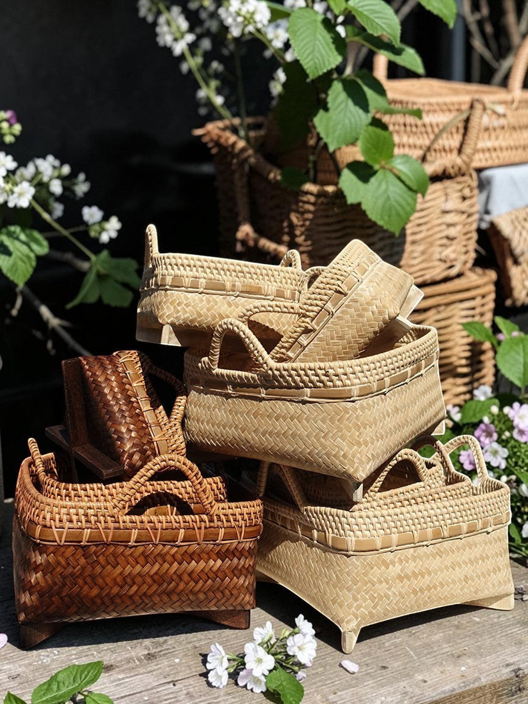 AYOMI Rattus rustik kahverengi ve doğal renkli, ahşap çıtalarla güçlendirilmiş el yapımı rattan düzenleyici sepet seti