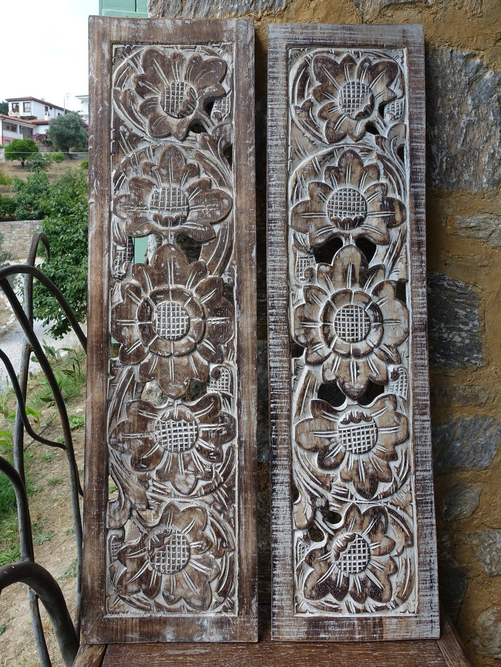 AYOMI Sakura çiçek motifli ahşap oyma duvar paneli 100x27 cm - Kahverengi, el oyması masif ahşap ikili set, taş duvar önünde sergilenmiş.