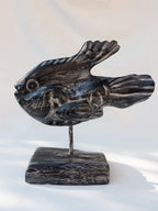 AYOMI siyah tik ağacından oyulmuş, beyaz patineli, metal çubuklu dekoratif balık figürü, 26x26cm