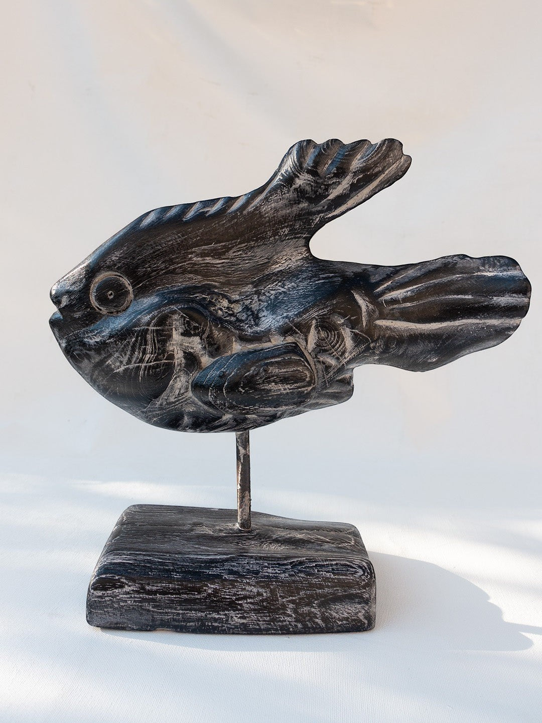 AYOMI siyah tik ağacından oyulmuş, beyaz patineli, metal çubuklu dekoratif balık figürü, 26x26cm