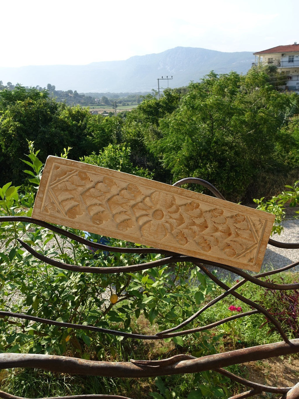 AYOMI Sole duvar paneli Naturel renk, dağ manzaralı bahçede doğal ışıkta sergileniyor