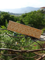 AYOMI Sole el oyması çiçek motifli, hafif balsa ağacından üretilmiş 50x13 cm boyutlarında dekoratif ahşap duvar tablosu