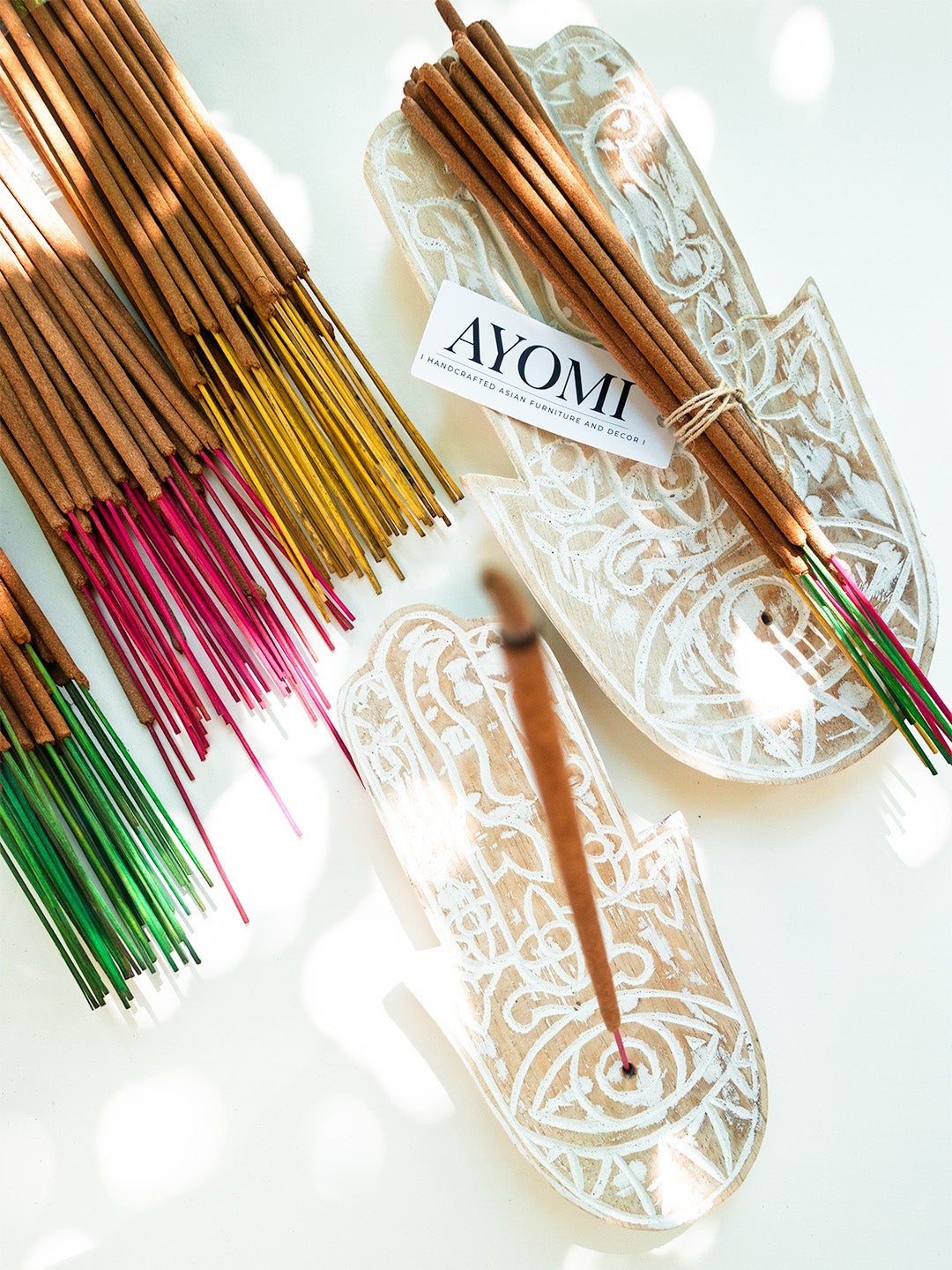 AYOMI Vietnam el yapımı 15'li tütsü seti, renkli bambu çubuklar ve AYOMI oyma ahşap tütsülükler ile meditasyon aksesuarı