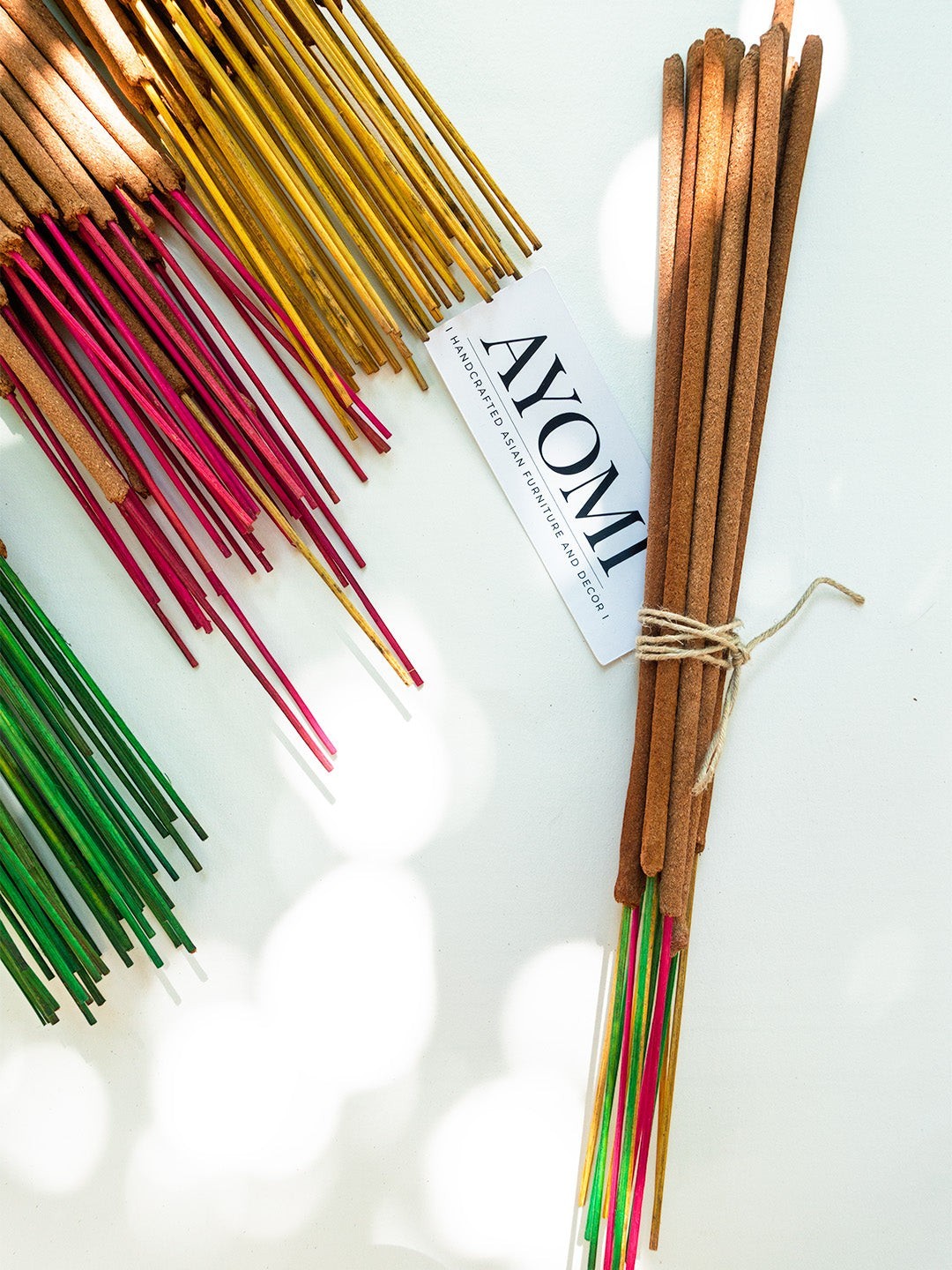 AYOMI Vietnam el yapımı 15'li tütsü seti; kırmızı, sarı ve yeşil renkli bambu çubuklu agarwood, tarçın ve lemongrass