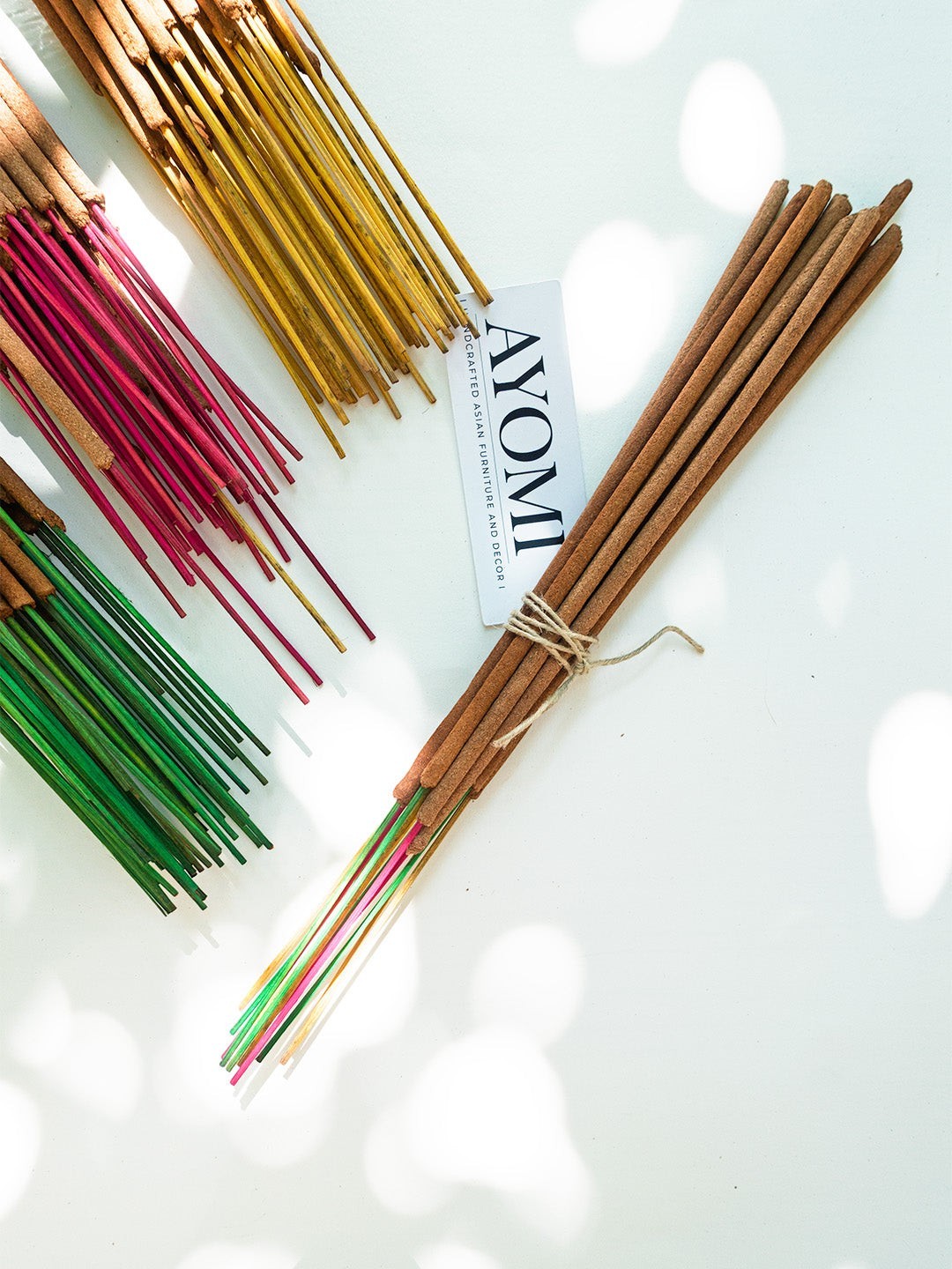 AYOMI Vietnam yapımı kırmızı, sarı ve yeşil renkli el yapımı agarwood, lemongrass ve tarçın aromalı geleneksel tütsü seti