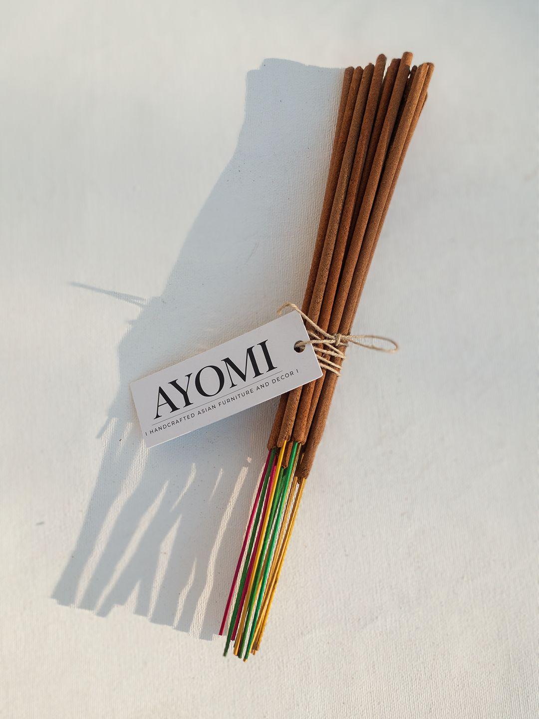 Geleneksel Vietnam tütsü seti yakın çekim — bambu çubuklar, AYOMI